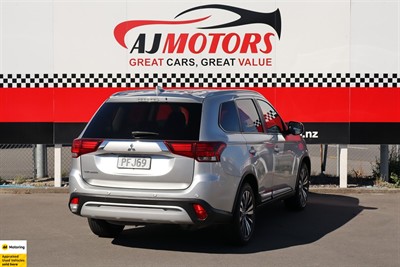 2022 Mitsubishi Outlander - Thumbnail