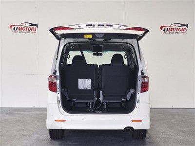 2010 Toyota Alphard - Thumbnail