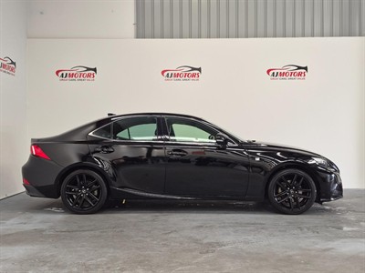 2015 Lexus IS 300h - Thumbnail