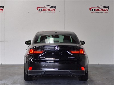 2015 Lexus IS 300h - Thumbnail