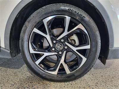 2017 Toyota C-HR - Thumbnail