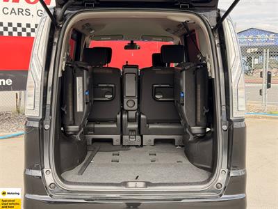 2015 Nissan Serena - Thumbnail