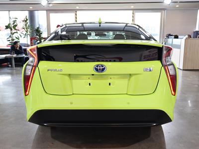 2017 Toyota Prius - Thumbnail