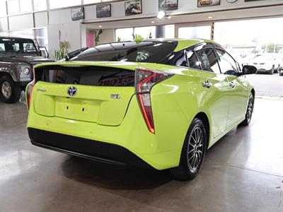 2017 Toyota Prius - Thumbnail