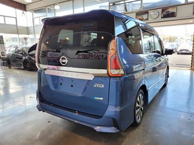 2017 Nissan Serena - Thumbnail