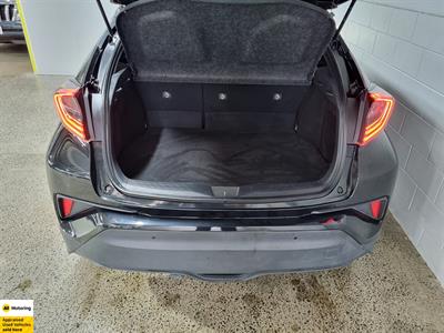 2017 Toyota C-HR - Thumbnail