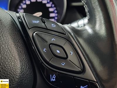 2017 Toyota C-HR - Thumbnail