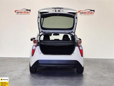 2016 Toyota Prius - Thumbnail