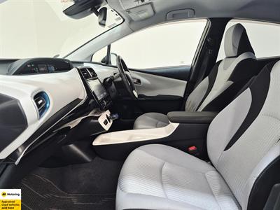 2016 Toyota Prius - Thumbnail