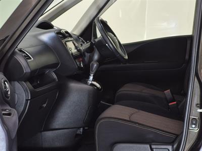 2015 Nissan Serena - Thumbnail