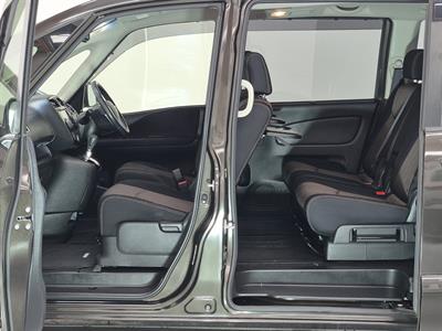 2015 Nissan Serena - Thumbnail