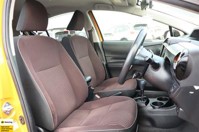 2015 Toyota Aqua - Thumbnail