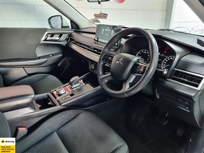 2023 Mitsubishi Outlander - Thumbnail