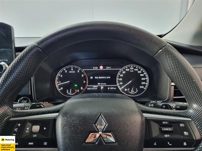 2023 Mitsubishi Outlander - Thumbnail