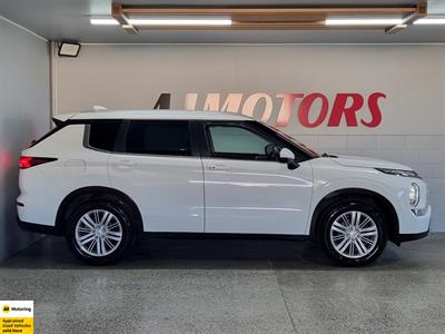 2023 Mitsubishi Outlander - Thumbnail