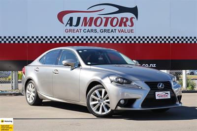 2013 Lexus IS 300h - Thumbnail