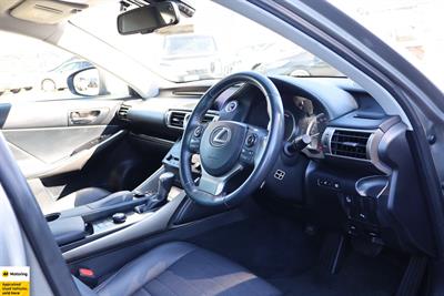 2013 Lexus IS 300h - Thumbnail