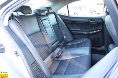 2013 Lexus IS 300h - Thumbnail