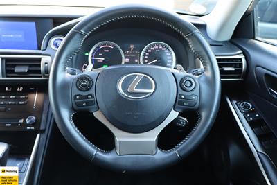 2013 Lexus IS 300h - Thumbnail