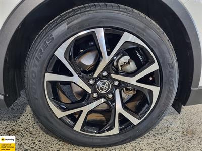 2017 Toyota C-HR - Thumbnail