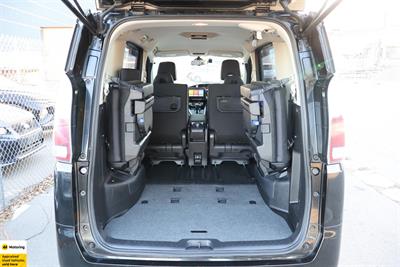 2016 Nissan Serena - Thumbnail