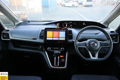 2016 Nissan Serena - Thumbnail