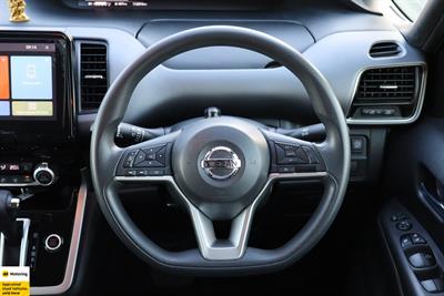 2016 Nissan Serena - Thumbnail