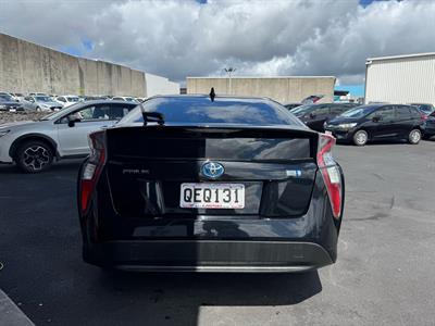 2016 Toyota Prius - Thumbnail