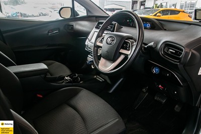 2016 Toyota Prius - Thumbnail