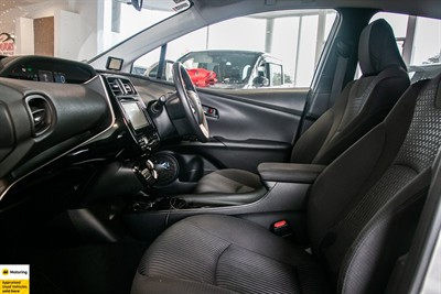 2016 Toyota Prius - Thumbnail