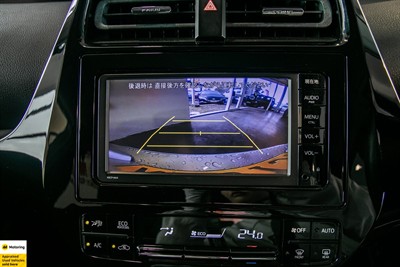 2016 Toyota Prius - Thumbnail