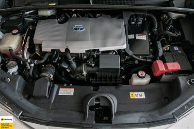 2016 Toyota Prius - Thumbnail