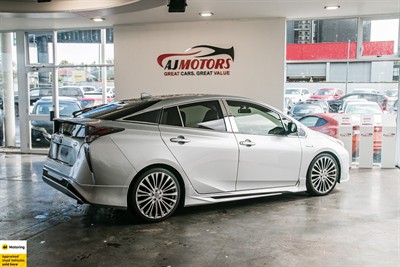 2016 Toyota Prius - Thumbnail