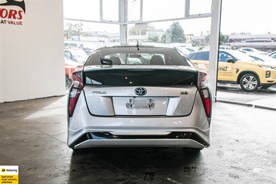 2016 Toyota Prius - Thumbnail