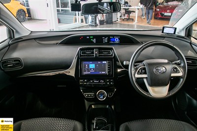 2016 Toyota Prius - Thumbnail