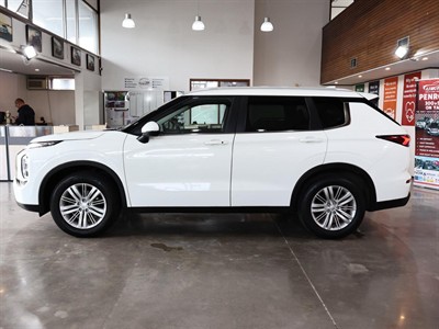 2022 Mitsubishi Outlander - Thumbnail