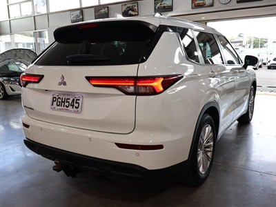 2022 Mitsubishi Outlander - Thumbnail