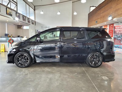 2015 Toyota Estima - Thumbnail