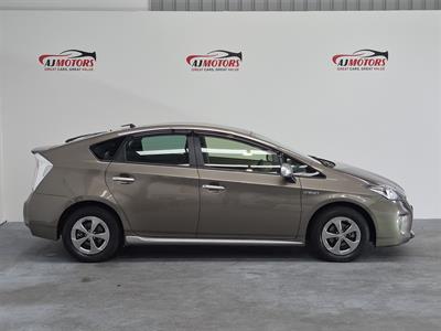 2014 Toyota Prius - Thumbnail
