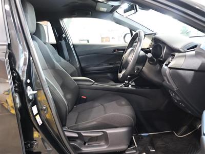 2017 Toyota C-HR - Thumbnail