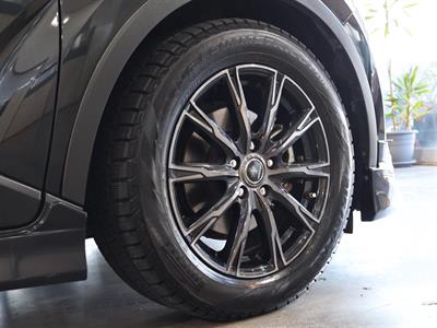 2017 Toyota C-HR - Thumbnail