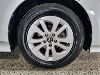 2018 Toyota Prius - Thumbnail