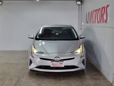 2018 Toyota Prius - Thumbnail