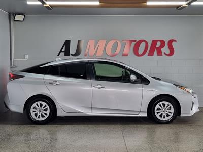 2018 Toyota Prius - Thumbnail