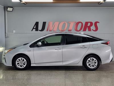 2018 Toyota Prius - Thumbnail