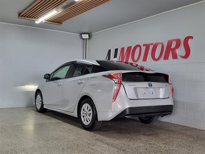 2018 Toyota Prius - Thumbnail