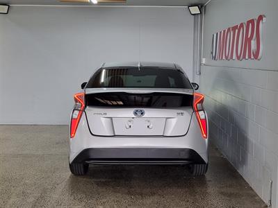 2018 Toyota Prius - Thumbnail