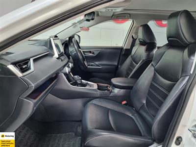 2020 Toyota RAV4 - Thumbnail