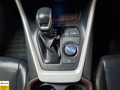 2020 Toyota RAV4 - Thumbnail