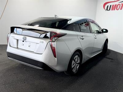 2016 Toyota Prius - Thumbnail